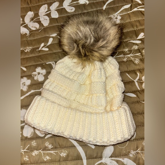CC Women’s Beige Knit Beanie Hat With Pom One Size‎ - Picture 3 of 3